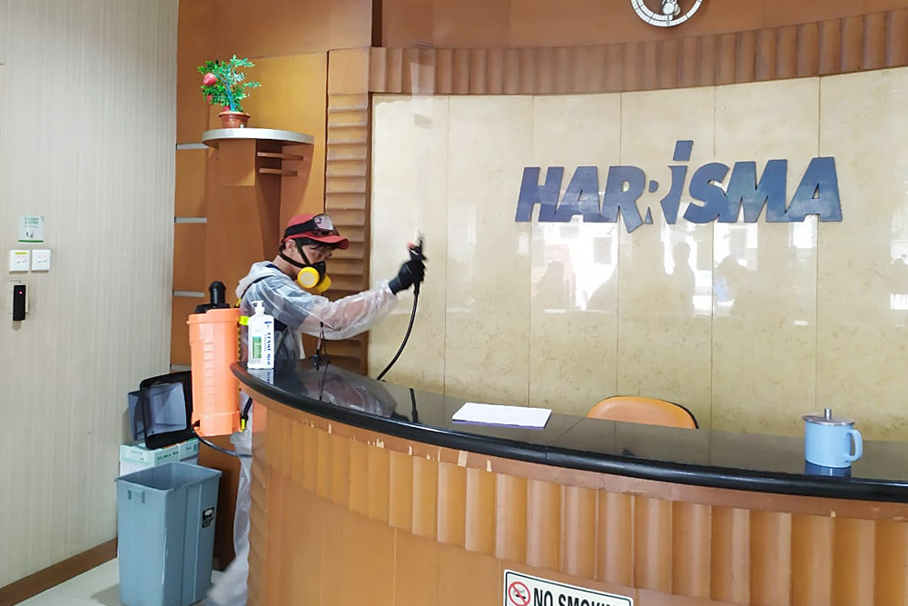 Penyemprotan Disinfektan di Harrisma Saat WFH