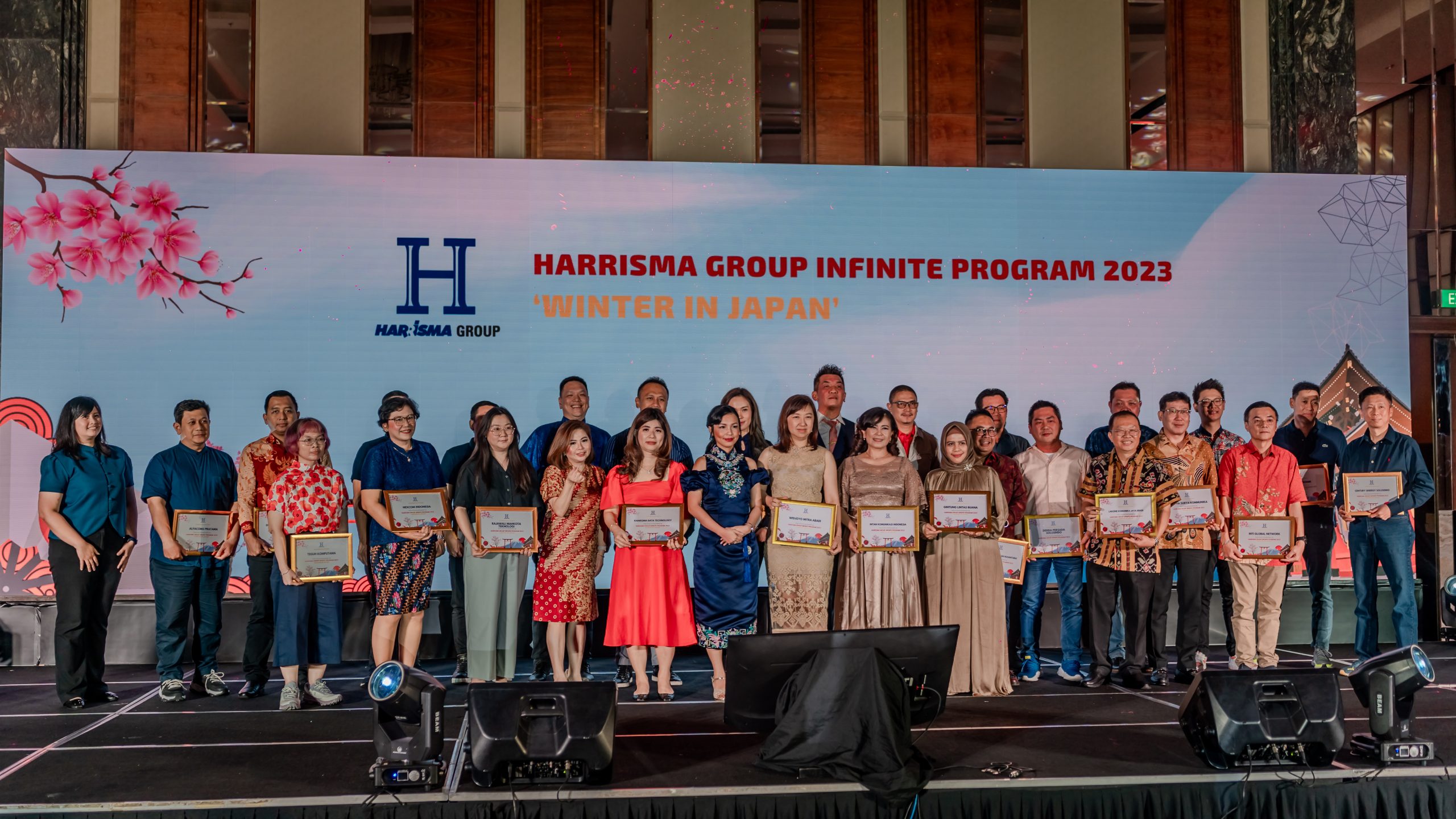 Foto Bersama Para Partner Lunar New Year Harrisma Group 2024